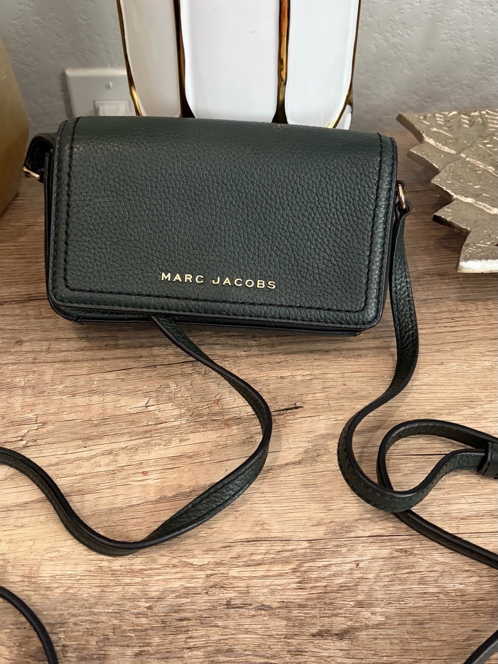 Pre-loved Marc Jacobs Forest Green Pebbled Leather Crossbody Wallet - Picture 2 of 4